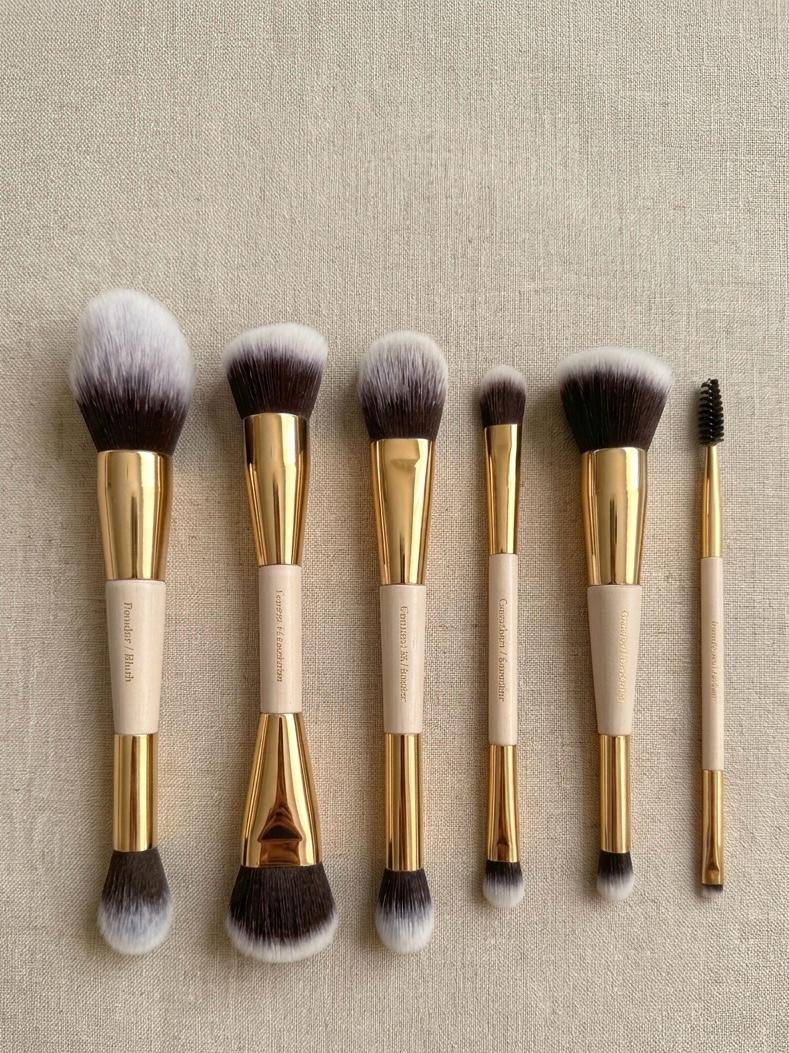 Kit des 6 pinceaux Care Before Beauty — vue d'ensemble, gravures Powder, Foundation, Blush, Highlighter, Contour, Concealer, Eyeshadow, Eyebrow, Spoolie
